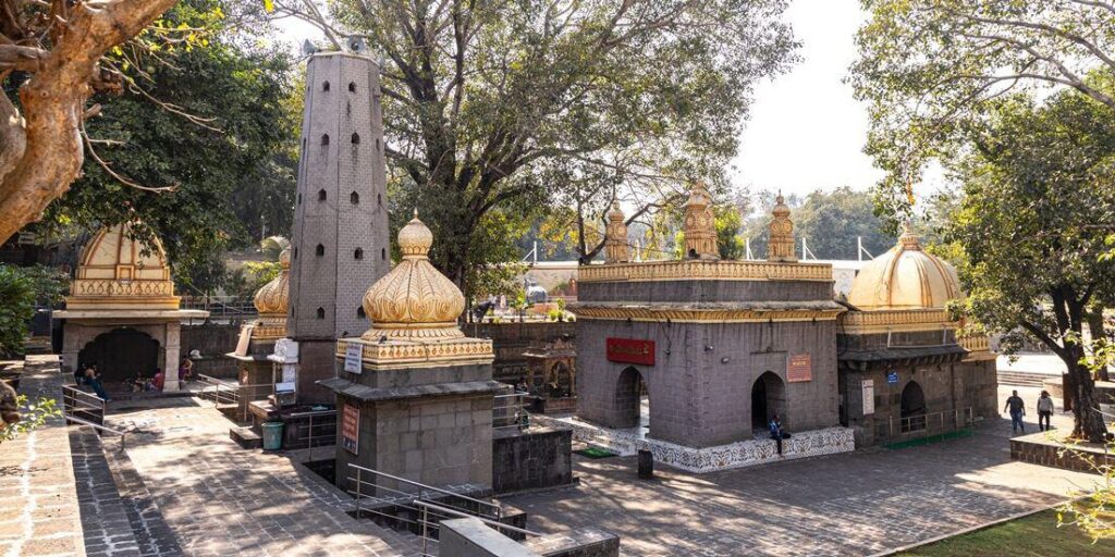 महाशिवरात्री निमित्त सोमेश्वरवाडीतील श्रीक्षेत्र सोमेश्वर मंदिर परिसरात स्वच्छता