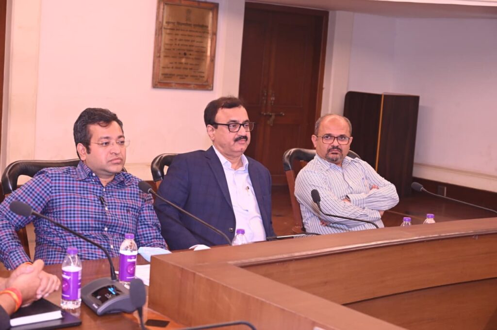 विभागीय आयुक्त डॉ.चंद्रकांत पुलकुंडवार यांच्या अध्यक्षतेखाली 'पुणे एकीकृत महानगर परिवहन प्राधिकरण' समितीची आढावा बैठक संपन्न