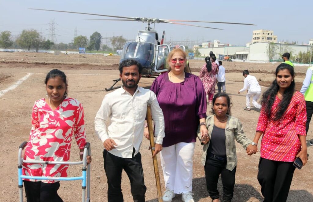 दिव्यांग मुलांच्या चेहऱ्यावर उमटला आकाशाचा आनंद