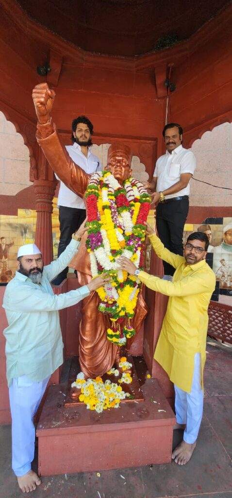 स्वातंत्र्यवीर सावरकर फाउंडेशन आणि विश्व हिंदू जागृती फाऊंडेशनच्या वतीने स्वातंत्र्यवीर सावरकर यांना अभिवादन