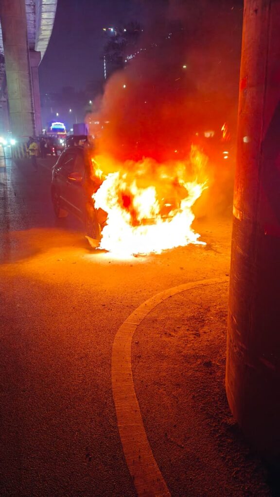 पुण्यात वेधशाळा चौकात मोटारीला आग