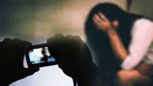 अश्लील फोटो व्हायरल करुन तरूणीकडे मागितली २० लाखांची खंडणी