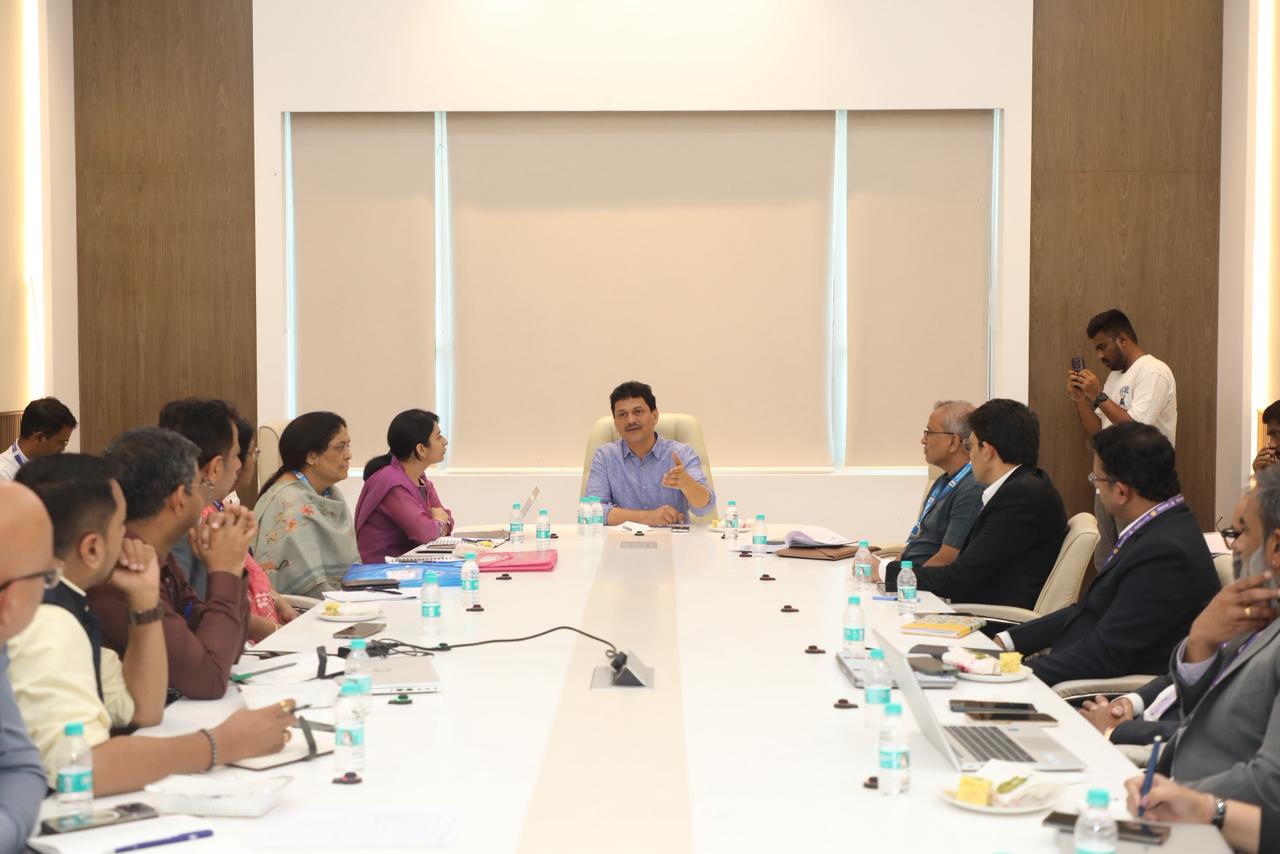 आरोग्य विमाधारक केंद्रबिंदू मानून विमा कंपन्या व रुग्णालयांनी सेवा द्यावी; आरोग्य मंत्री प्रकाश आबिटकर