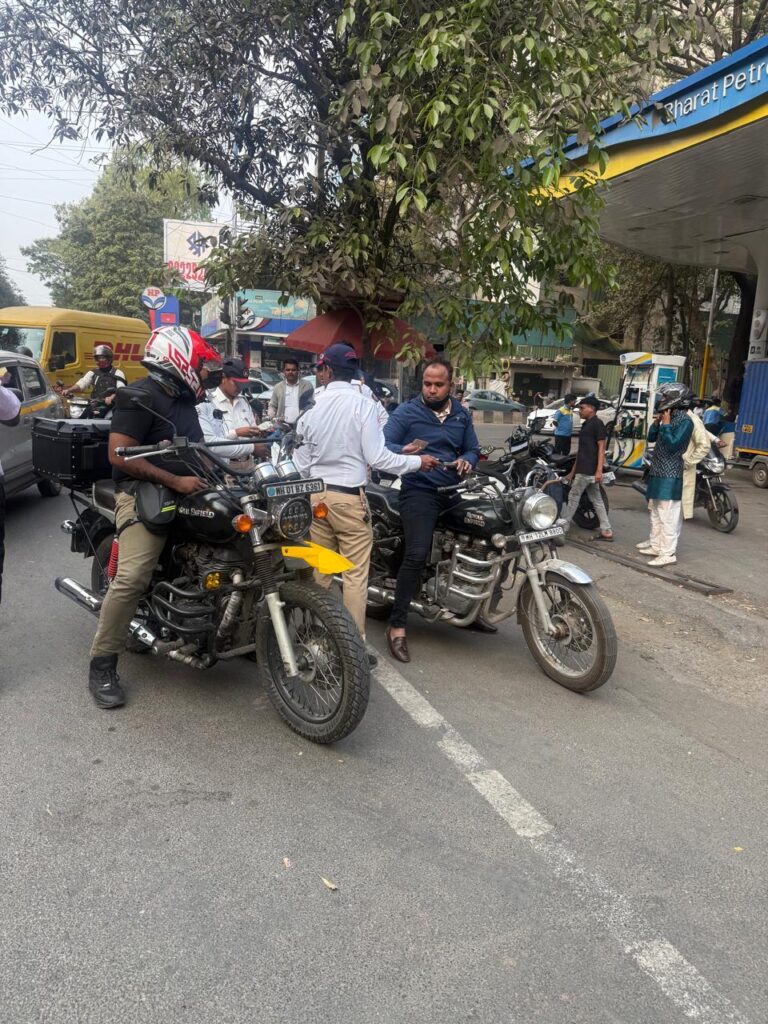 पुण्यात ट्रिपलसीट दुचाकीस्वार रडारवर