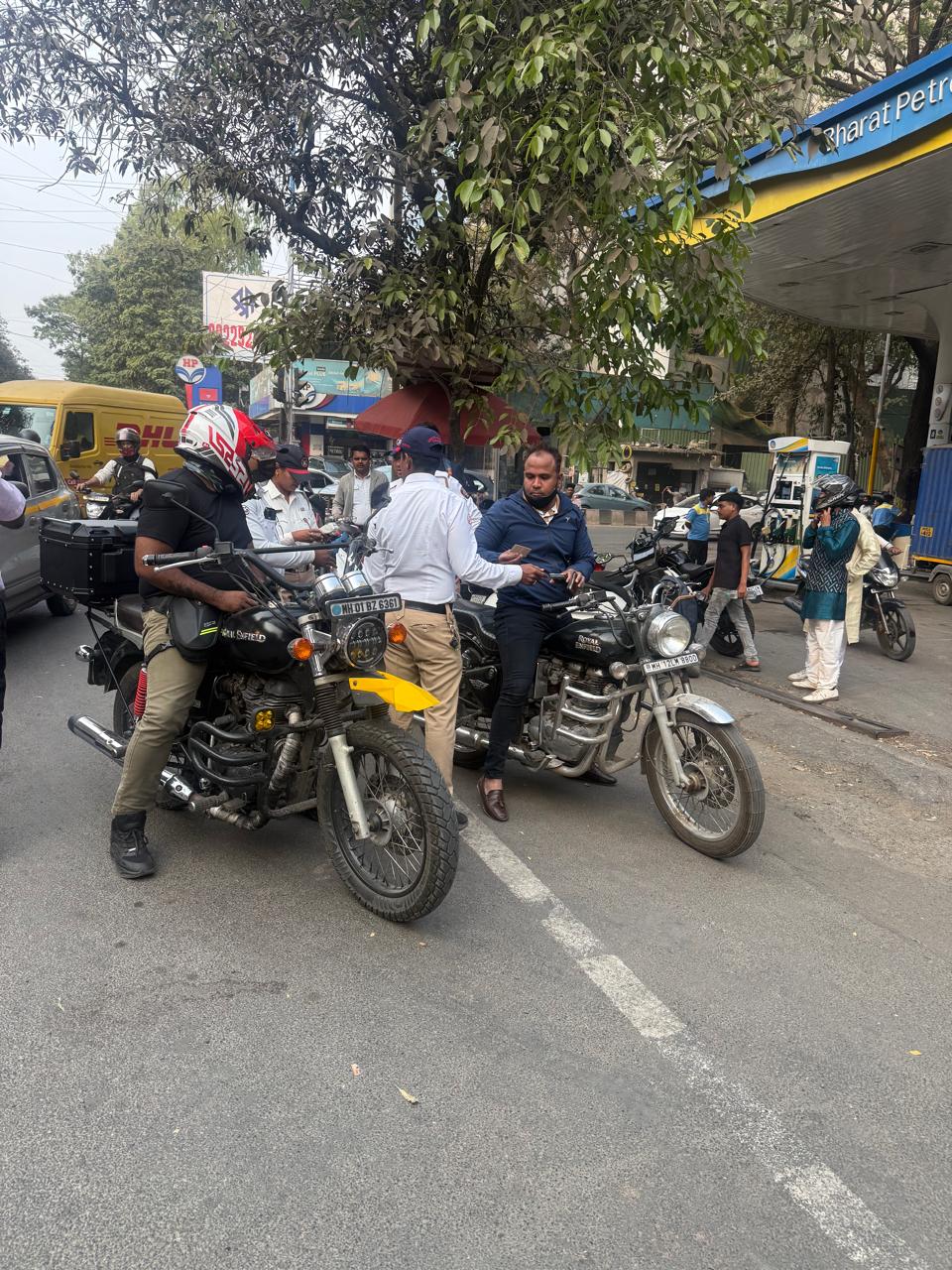 पुण्यात ट्रिपलसीट दुचाकीस्वार रडारवर