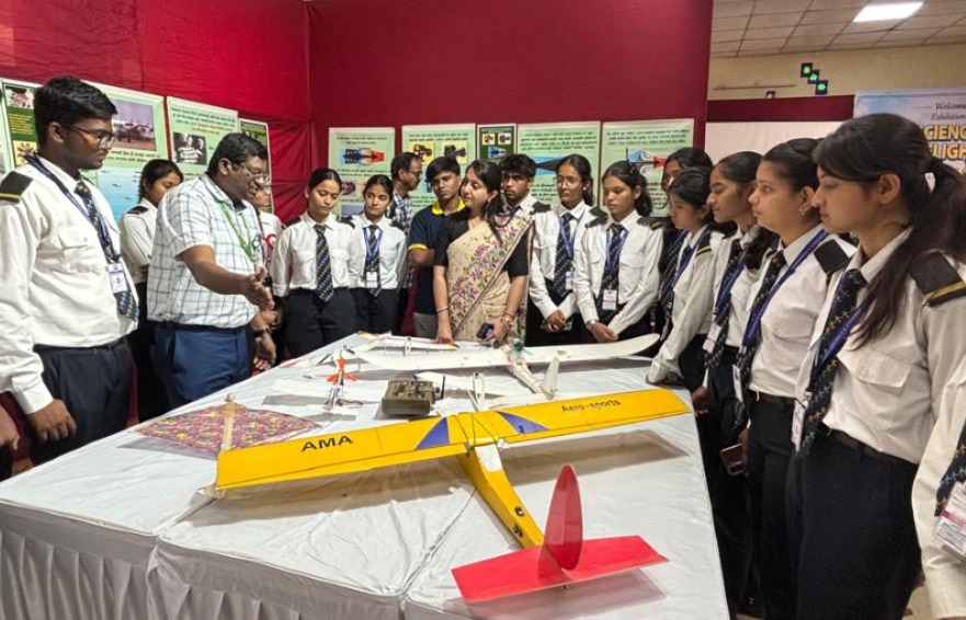 विद्यार्थ्यांनी अनुभवली विमानशास्त्राची रोमांचक व अद्भुत सफर