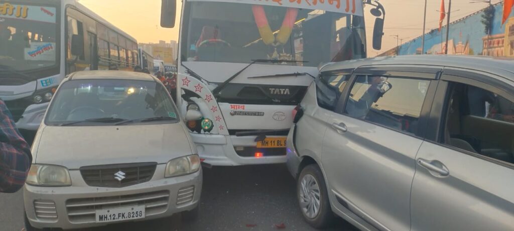 पुण्यातील नवले पूल परिसरात पुन्हा अपघात