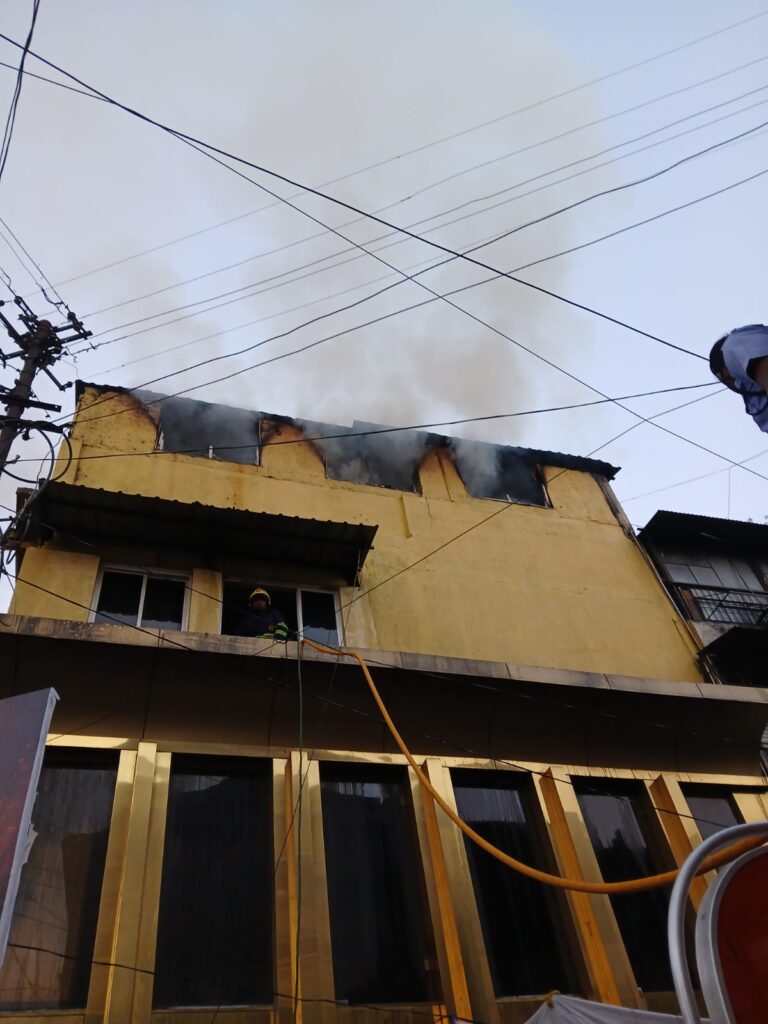पुण्यात लष्कर भागात इमारतीत आग