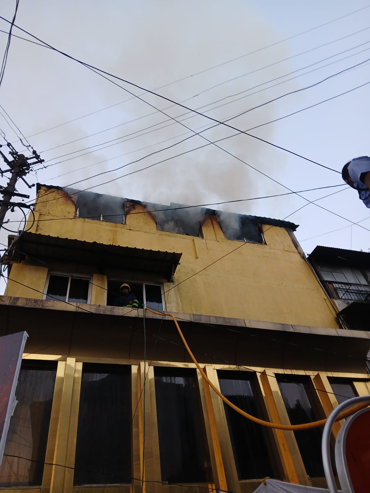 पुण्यात लष्कर भागात इमारतीत आग