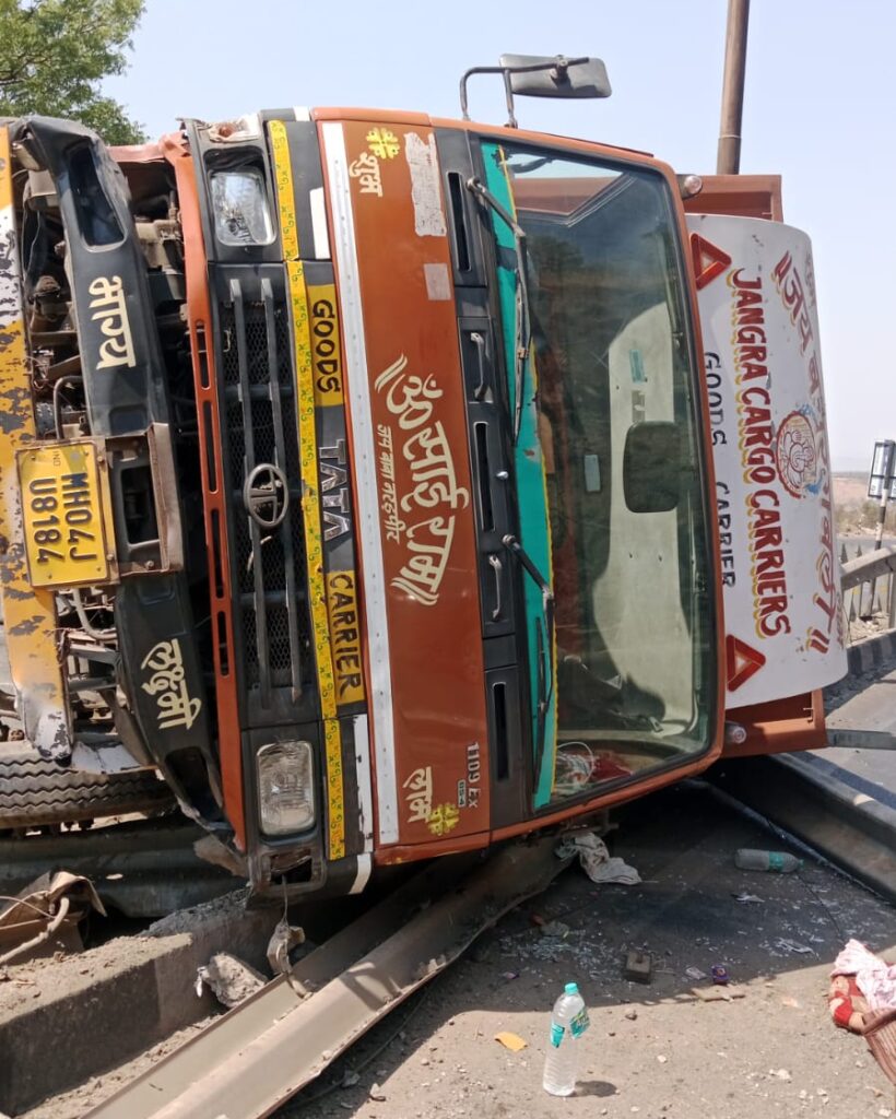 कात्रज बोगद्याजवळ भीषण अपघात