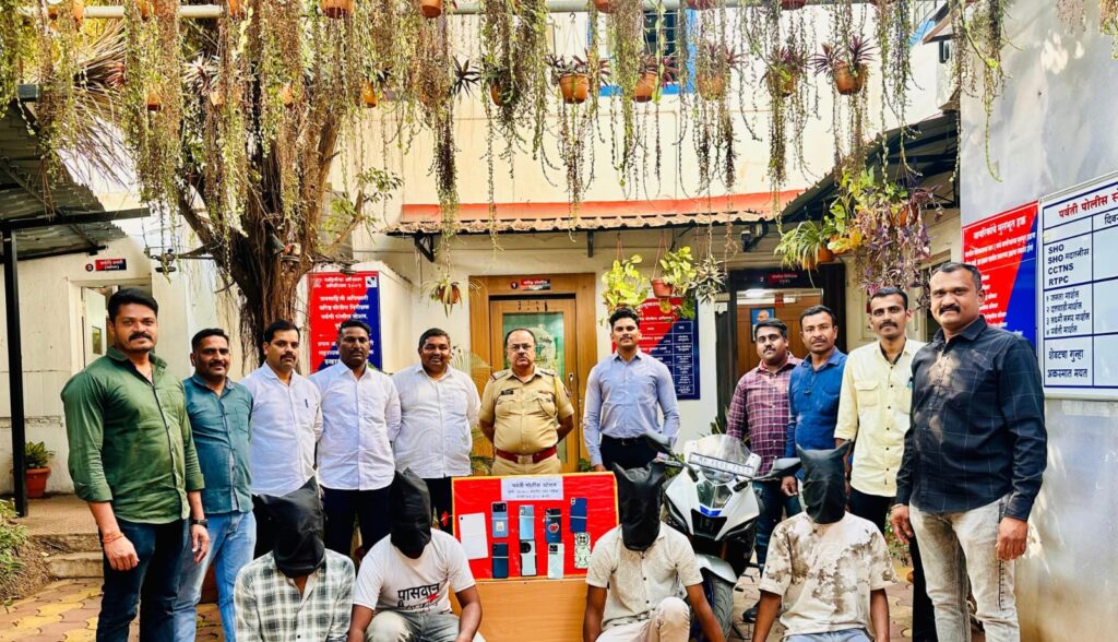 वाहतूक पोलिसांच्या चलनामुळे मोबाईल हिसकावणारी टोळी जेरबंद