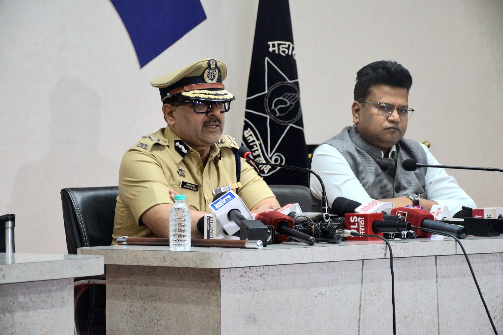 पुण्यात बेकायदा फलक लावणाऱ्यांविरुद्ध थेट गुन्हा