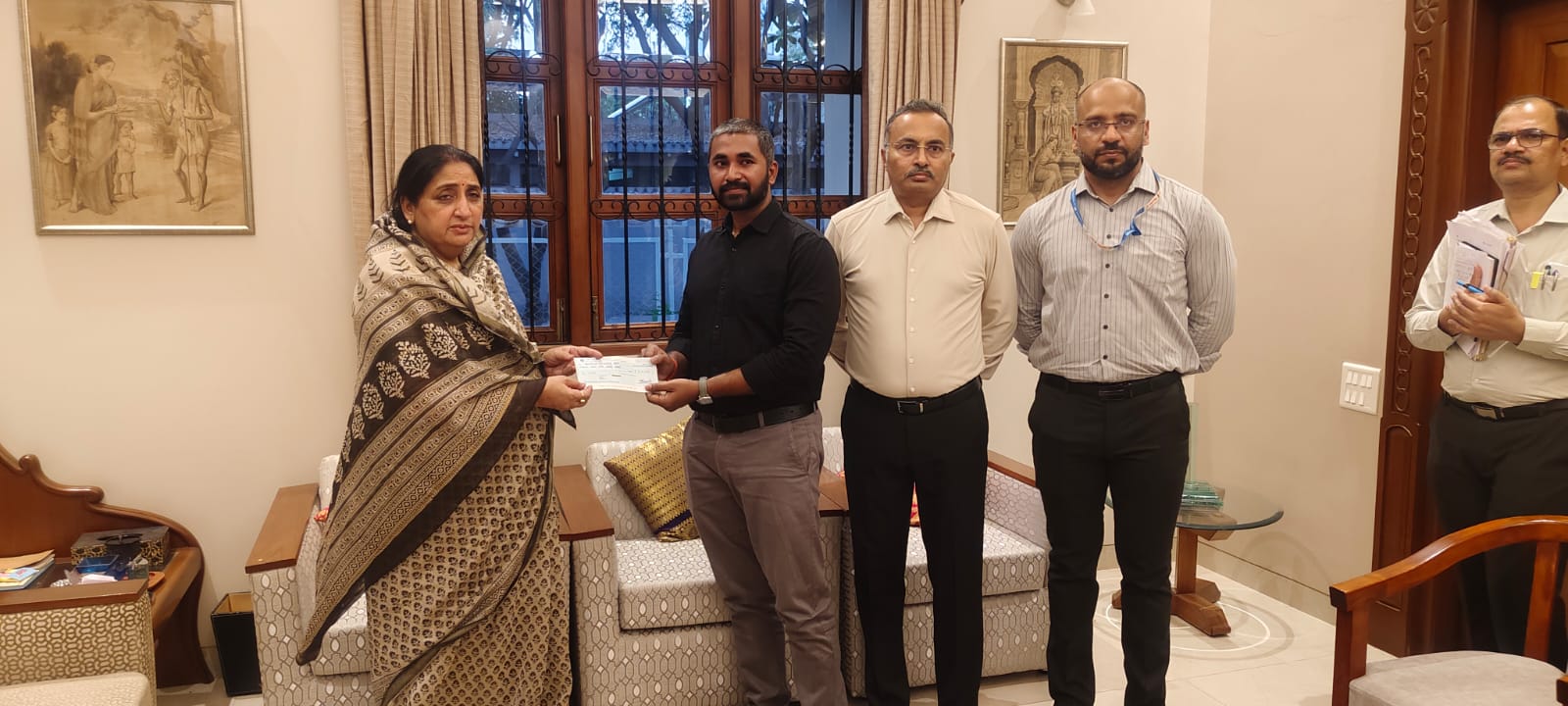 उपमुख्यमंत्री सुनेत्रा पवार यांच्या हस्ते पिंकी माळी यांच्या वारसाला पाच लाख रुपयाचा धनादेश सुपूर्द