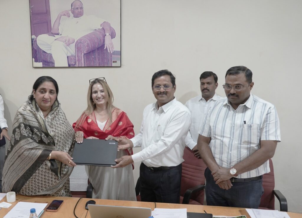 उपमुख्यमंत्र्यांच्या हस्ते शिवनगर विद्याप्रसारक मंडळाला १०१ लॅपटॉपचे हस्तांतरण