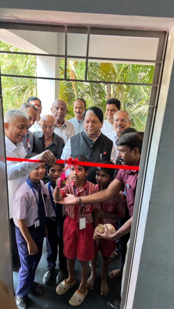 खडकीत विद्यार्थ्यांसाठी आधुनिक स्वच्छतागृहाचे उद्घाटन