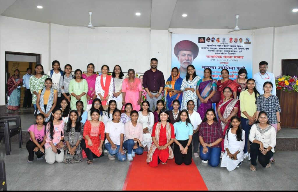 समाज कल्याण कार्यालयाच्यावतीने क्रांतीसूर्य महात्मा ज्योतिबा फुले जयंती साजरी