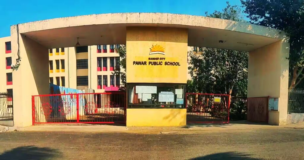 शाळेच्या लिपीकाकडून ३७ लाखांची अफरातफर