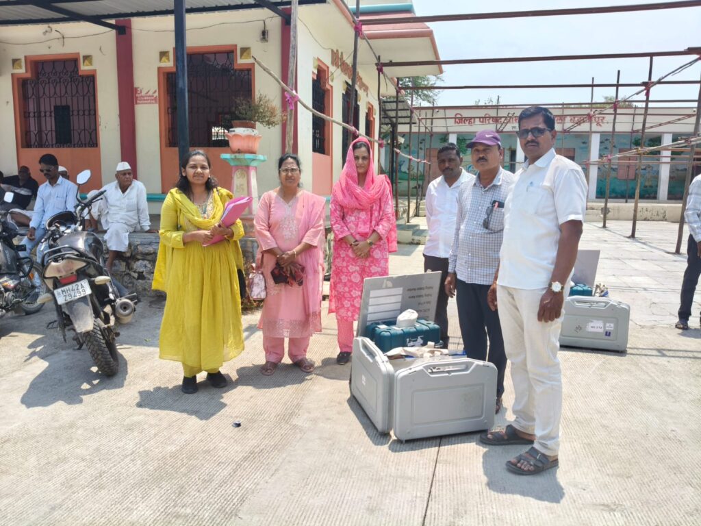 मतदान केंद्रांकडे साहित्य व कर्मचारी रवाना