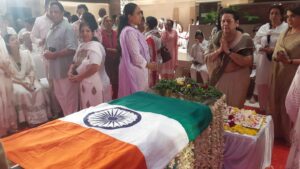 “सुरांनी जग जिंकणाऱ्या आशाताई भोसले यांना भावपूर्ण निरोप