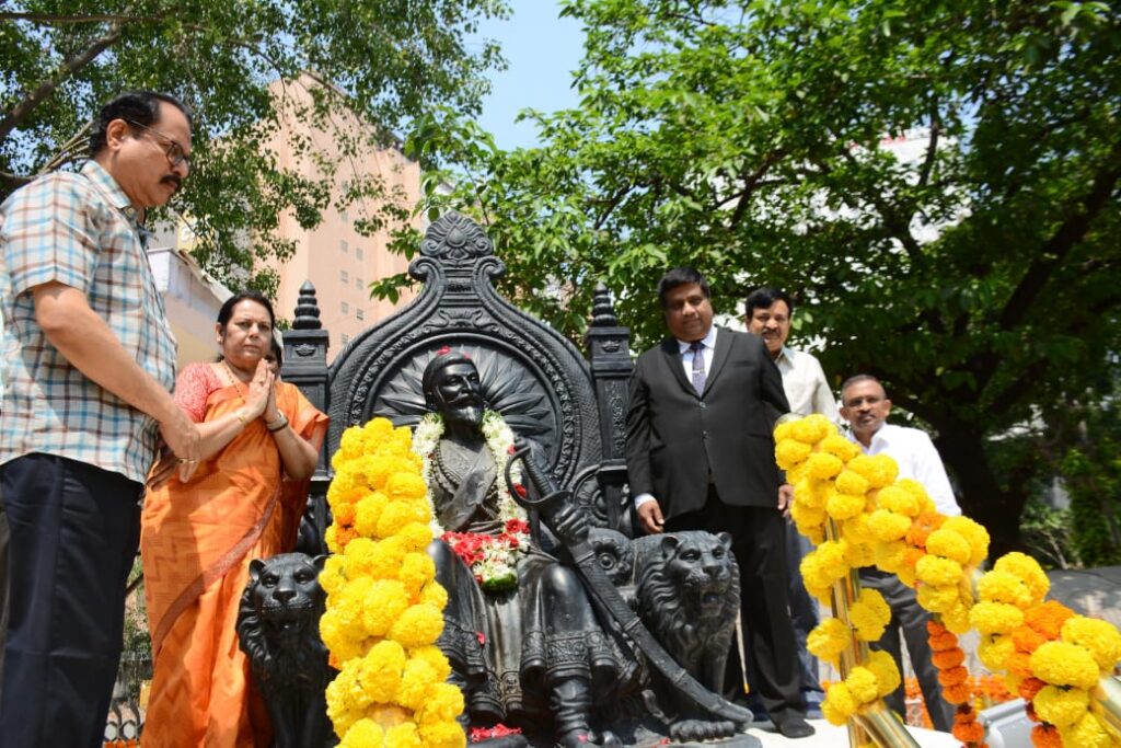 छत्रपती शिवाजी महाराजांच्या ३४६ व्या पुण्यतिथीनिमित्त विधानभवनात अभिवादन