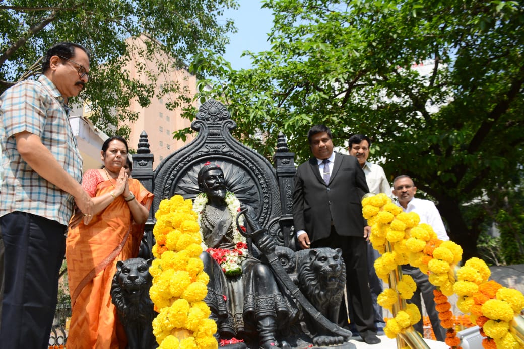 छत्रपती शिवाजी महाराजांच्या ३४६ व्या पुण्यतिथीनिमित्त विधानभवनात अभिवादन