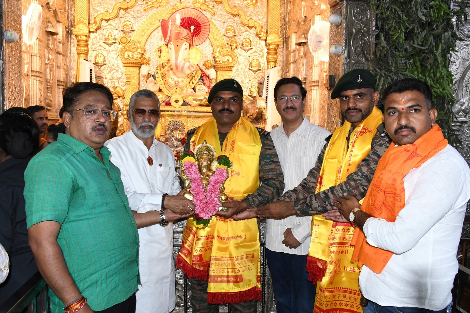 मराठा लाइट इन्फंट्रीच्या १६ भैरव बटालियनला दगडूशेठ गणपतीची पंचधातूची मूर्ती सुपूर्द