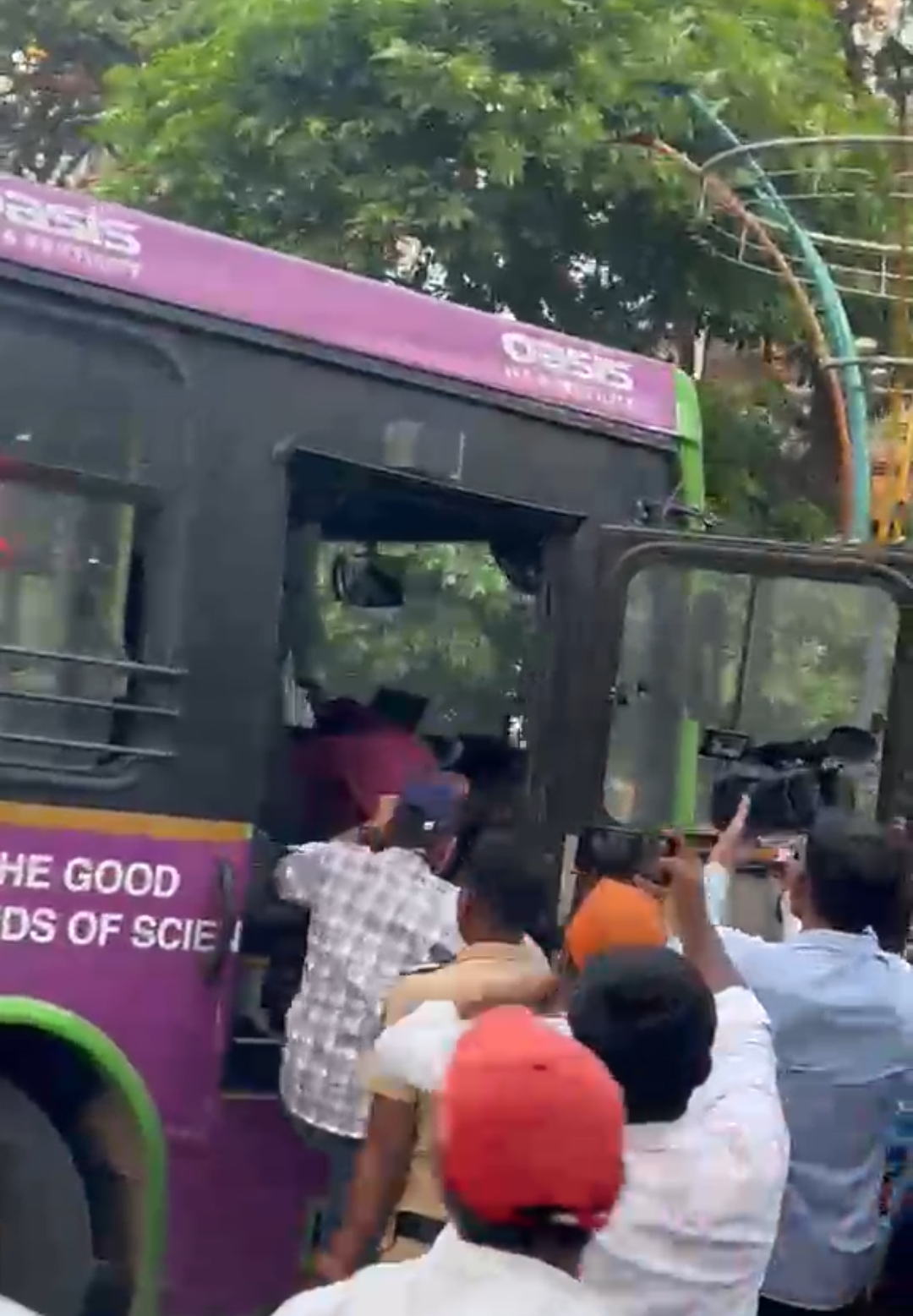 पुण्यात थरार..! मद्यधुंद व्यक्तीकडून बस हायजॅकचा प्रयत्न