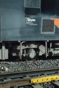 'वंदे भारत' रुळावरून घसरली