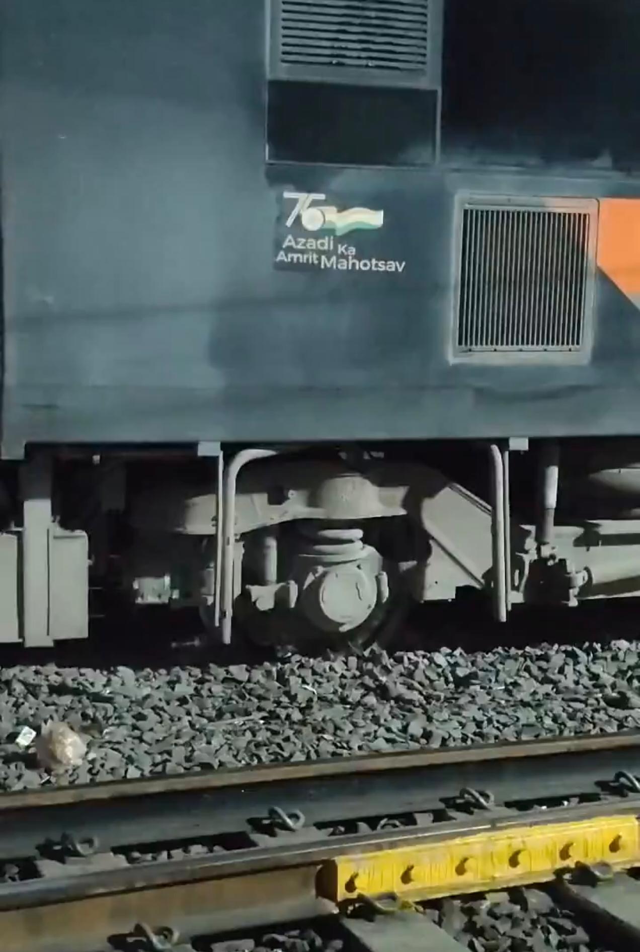 'वंदे भारत' रुळावरून घसरली