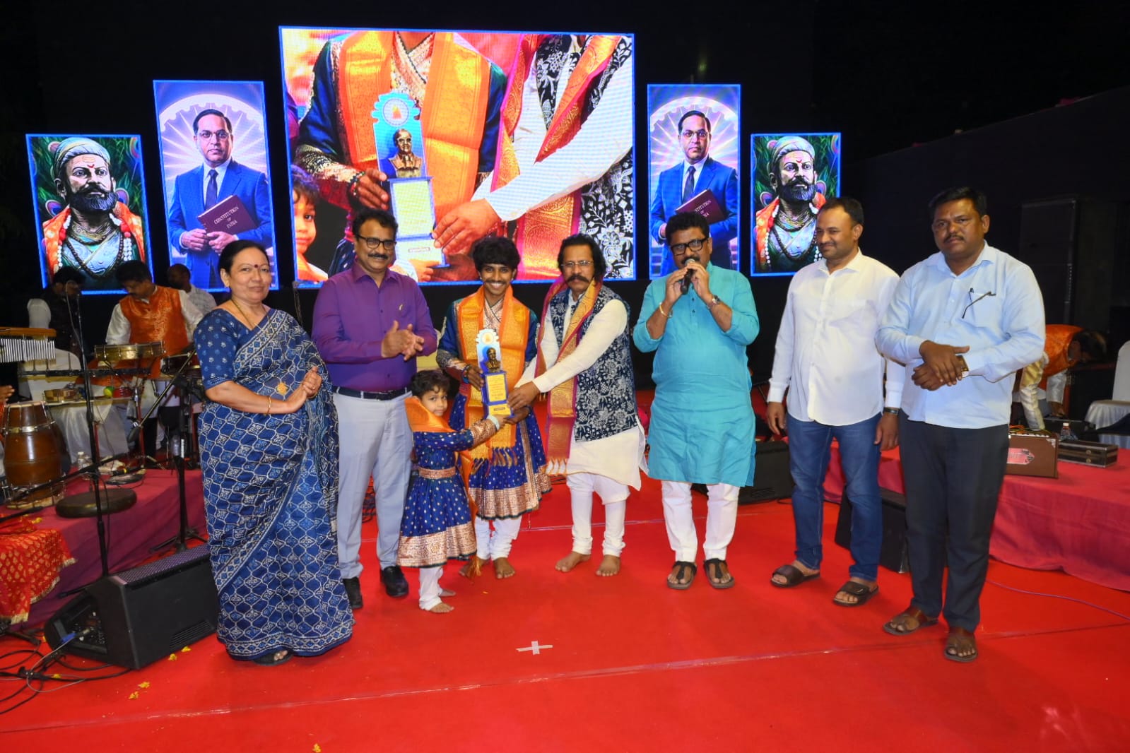 पृथ्वीराज माळी यांच्या बहारदार शाहीरीने बोपोडीत रंगली संयुक्त जयंतीची सांस्कृतिक मैफल