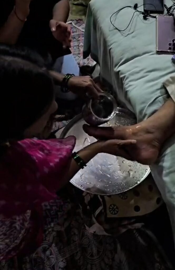भोंदू बाबाची ‘आरती’ अन ‘पायधुणी’