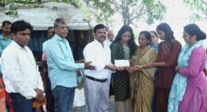फुलेप्रेमी कवीच्या कुटुंबाला तीन लाखांची आर्थिक मदत