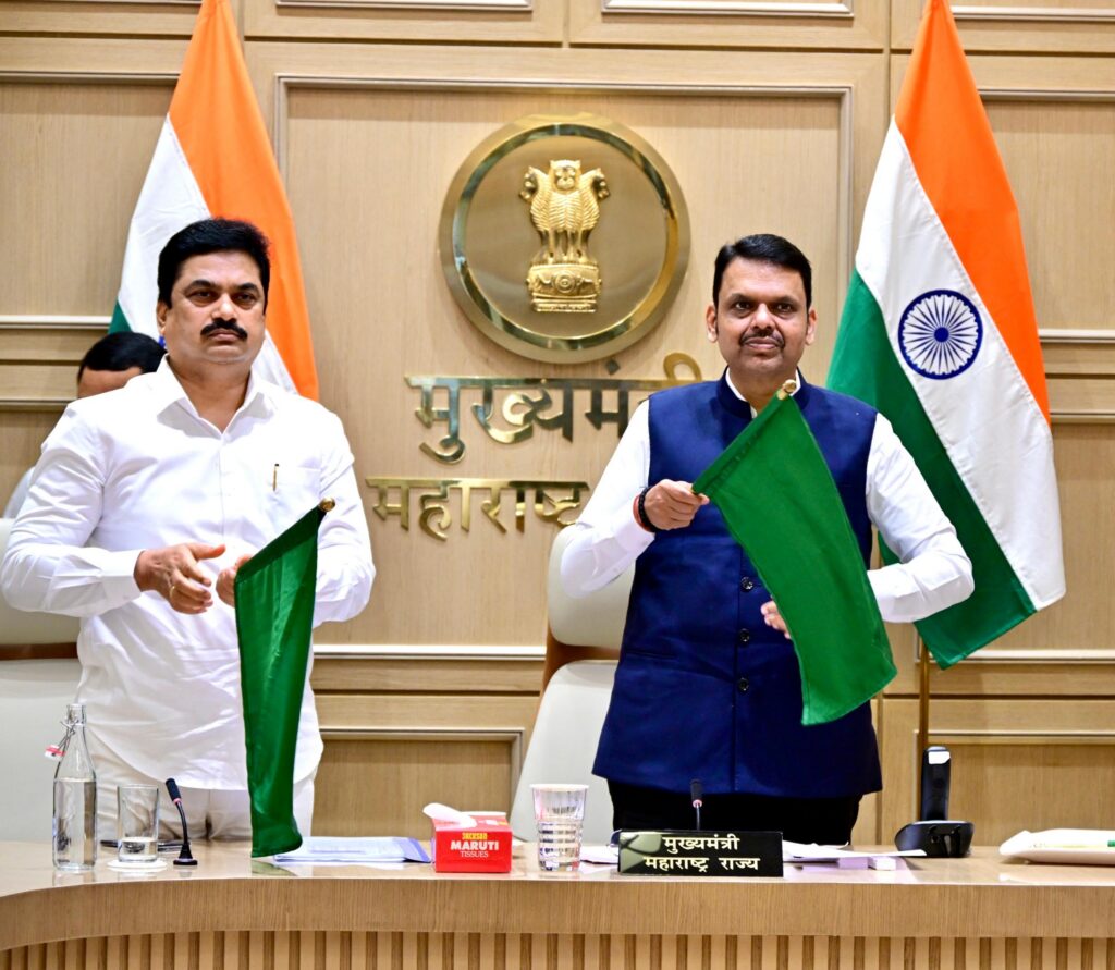 मुख्यमंत्री देवेंद्र फडणवीस आणि केंद्रीय रेल्वे मंत्री अश्विनी वैष्णव यांच्या हस्ते पुणे- साईनगर शिर्डी एक्सप्रेस रेल्वेसेवेचा शुभारंभ