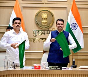 मुख्यमंत्री देवेंद्र फडणवीस आणि केंद्रीय रेल्वे मंत्री अश्विनी वैष्णव यांच्या हस्ते पुणे- साईनगर शिर्डी एक्सप्रेस रेल्वेसेवेचा शुभारंभ