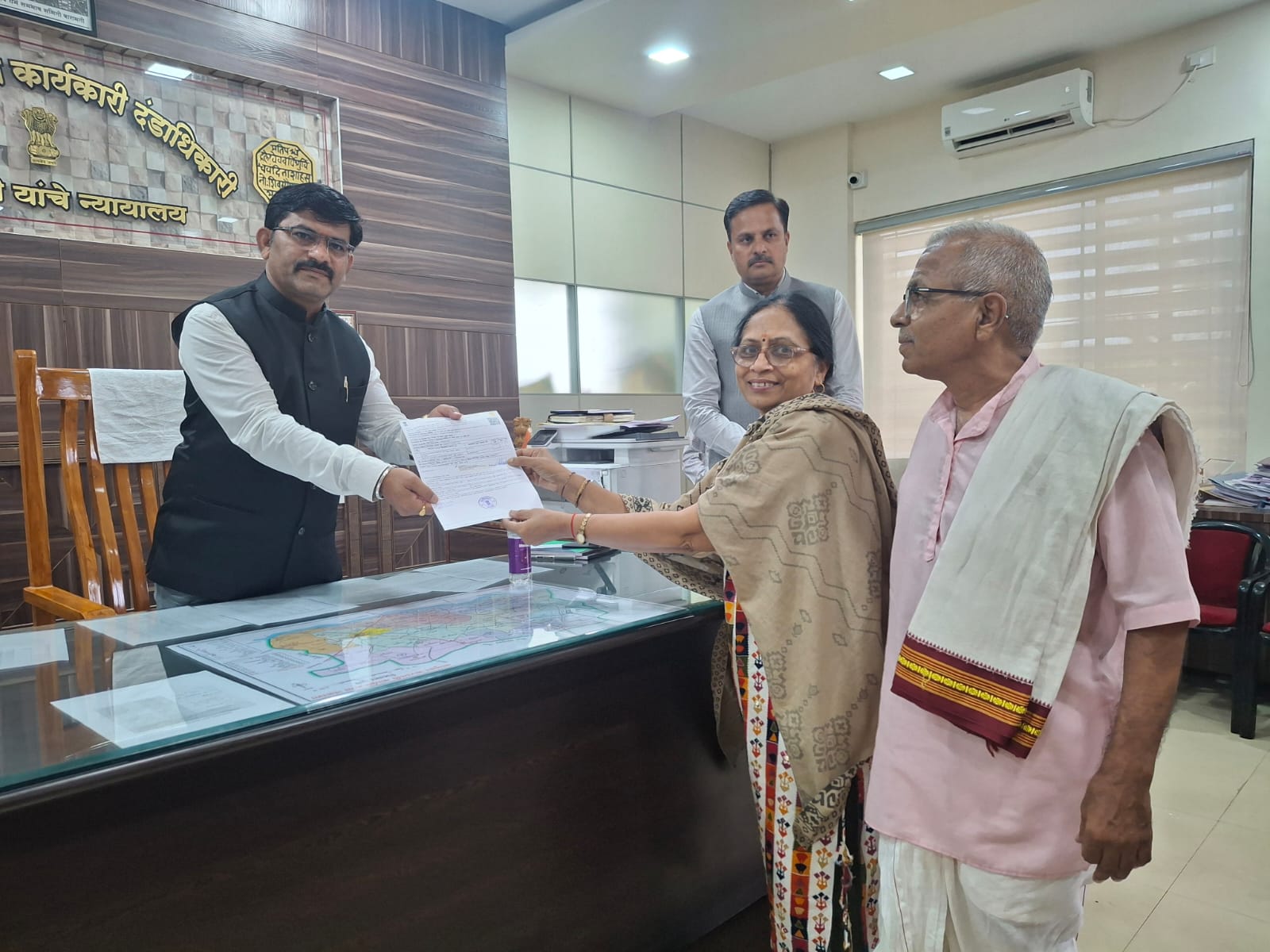 राज्य अन्न आयोगाचे अध्यक्ष महेश ढवळे यांच्या हस्ते लाभार्थ्यांना शिधापत्रिकांचे वितरण