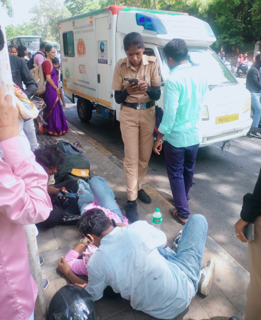 पुण्यात पावसाने दुचाकीस्वारांची दैना, गाड्या घसरल्या