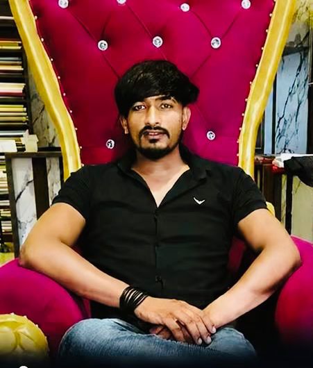 भांडण सोडवण्यासाठी गेलेल्या हॉटेल मालकाची चाकू भोसकून हत्या