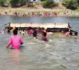 बीडच्या पुरुषोत्तमपुरीत भाविकांची बोट पाण्यात बुडाली