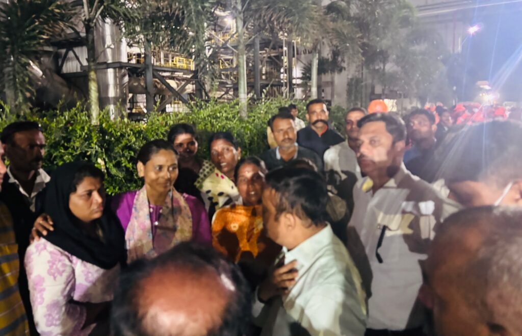 मोशी कचरा डेपो दुर्घटना : आयुक्त डॉ. विजय सूर्यवंशी यांनी इमारतीत अडकलेल्या नागरिकांच्या नातेवाईकांशी साधला संवाद