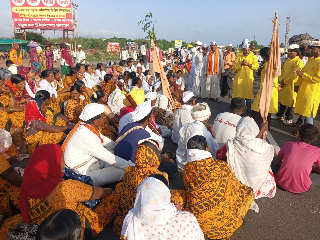 आषाढीवारीत ‘संवादवारी’; लोककल्याणकारी योजनांच्या जागरास नागरिकांचा उत्स्फूर्त प्रतिसाद