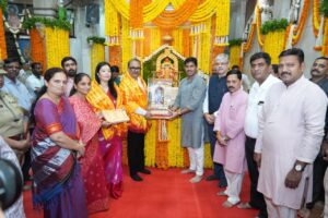 कै. श्रीमती लक्ष्मीबाई दगडूशेठ हलवाई दत्त मंदिराच्या वर्धापन दिनी महापौर आणि पोलिस आयुक्तांच्या हस्ते महाआरती