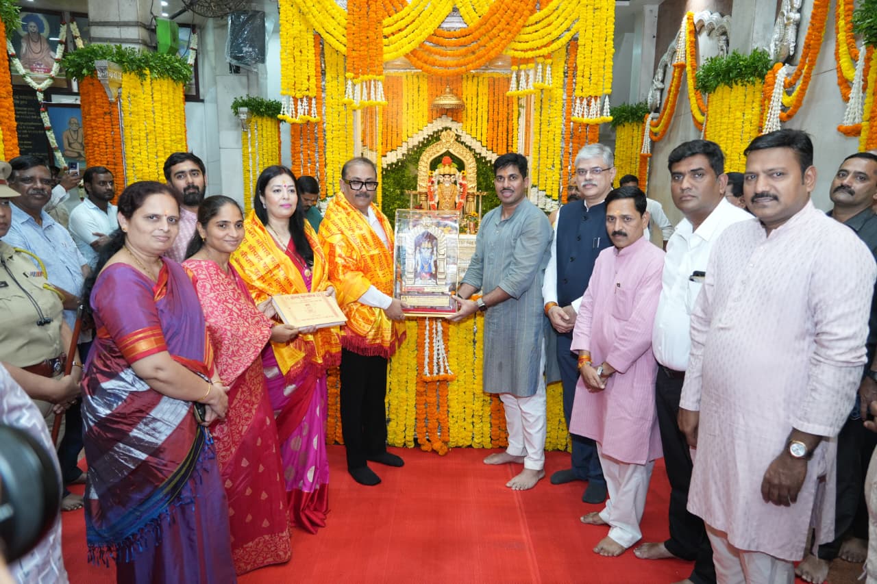कै. श्रीमती लक्ष्मीबाई दगडूशेठ हलवाई दत्त मंदिराच्या वर्धापन दिनी महापौर आणि पोलिस आयुक्तांच्या हस्ते महाआरती