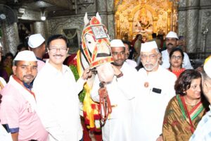 माऊलींच्या मानाच्या अश्वांची 'दगडूशेठ' गणपतीला मानवंदना