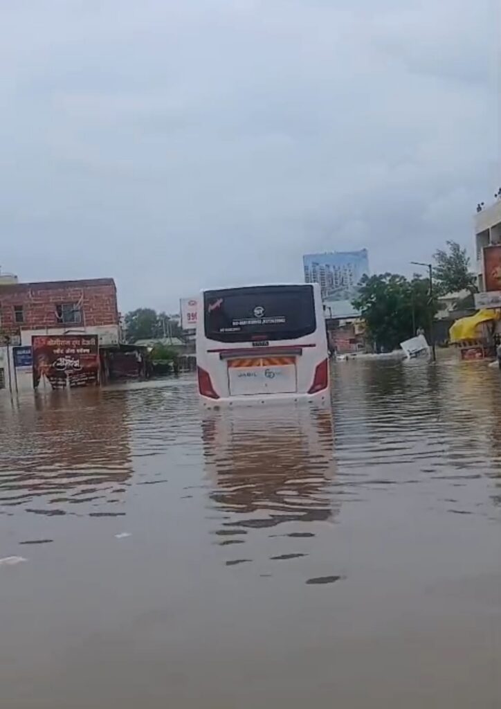 खासगी कंपनीची बस पाण्यात अडकली