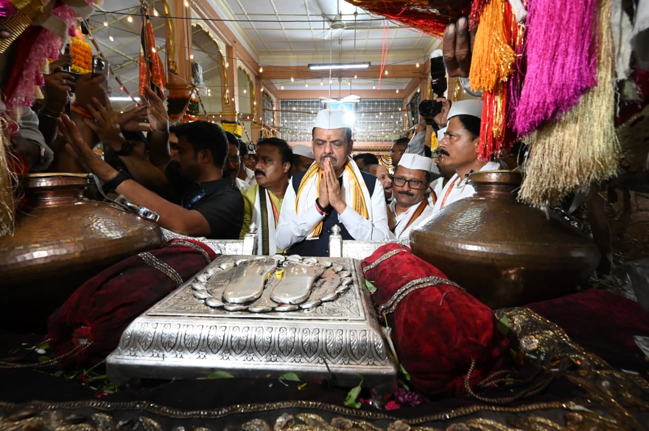 जगद्गुरु संत श्री तुकाराम महाराज यांच्या पादुकांचे मुख्यमंत्री देवेंद्र फडणवीस यांनी घेतले दर्शन