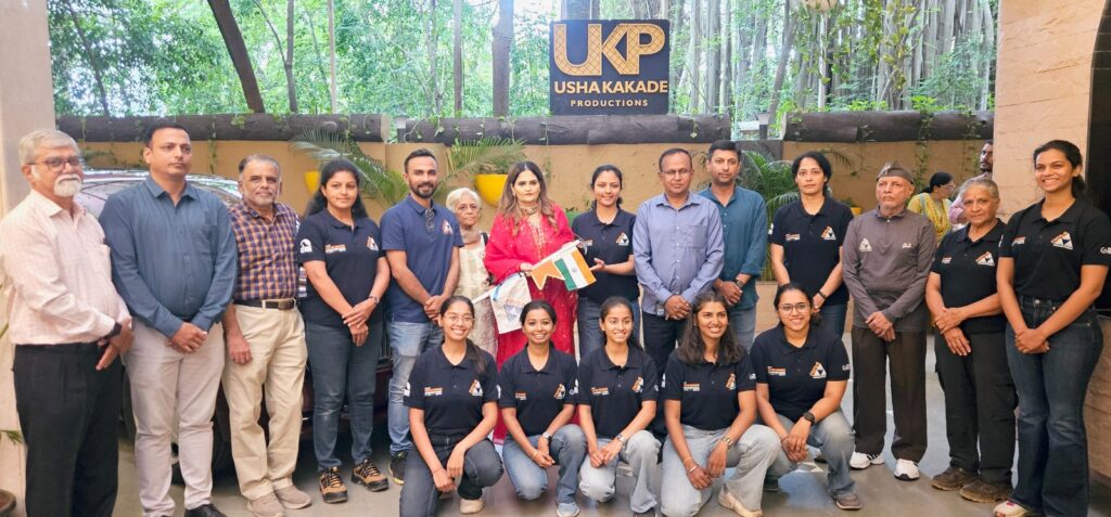 गिरीप्रेमी संस्थेतील ११ महिला गिर्यारोहक मेंटोक कांग्री मोहिमेसाठी पुण्यातून रवाना