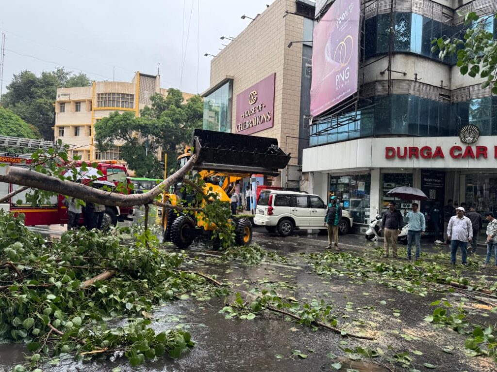 पुण्यात सिग्नल अन मुलीमुळे धक्कादायक...पेरणीसाठी पैसे नसल्याने शेतकऱ्याने घेतला गळफासअनेकांचा जीव