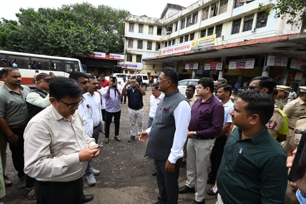 पुणे स्टेशन बसस्थानकातील सुविधांची परिवहन मंत्री प्रताप सरनाईक यांच्याकडून पाहणी