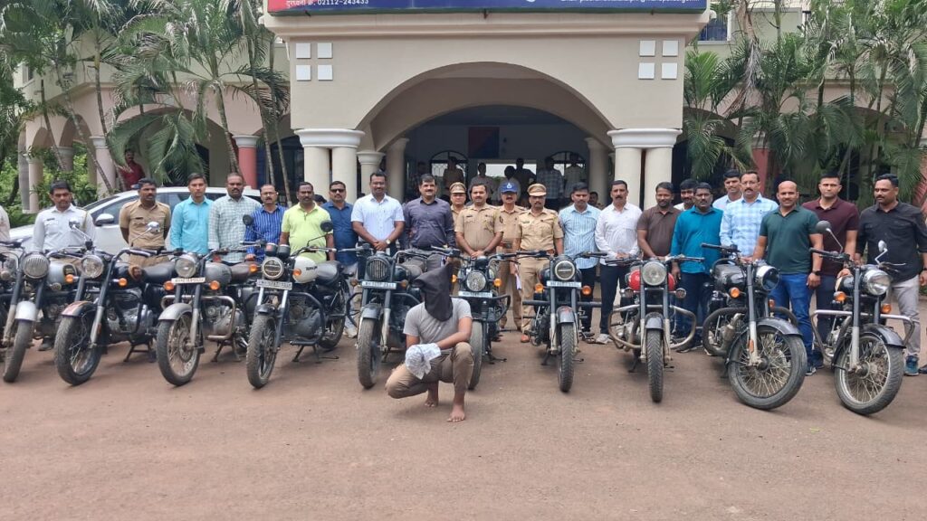 व्हीआयपी नंबरच्या दुचाकी चोरायचा अन पोलीस लोगो लावायचा