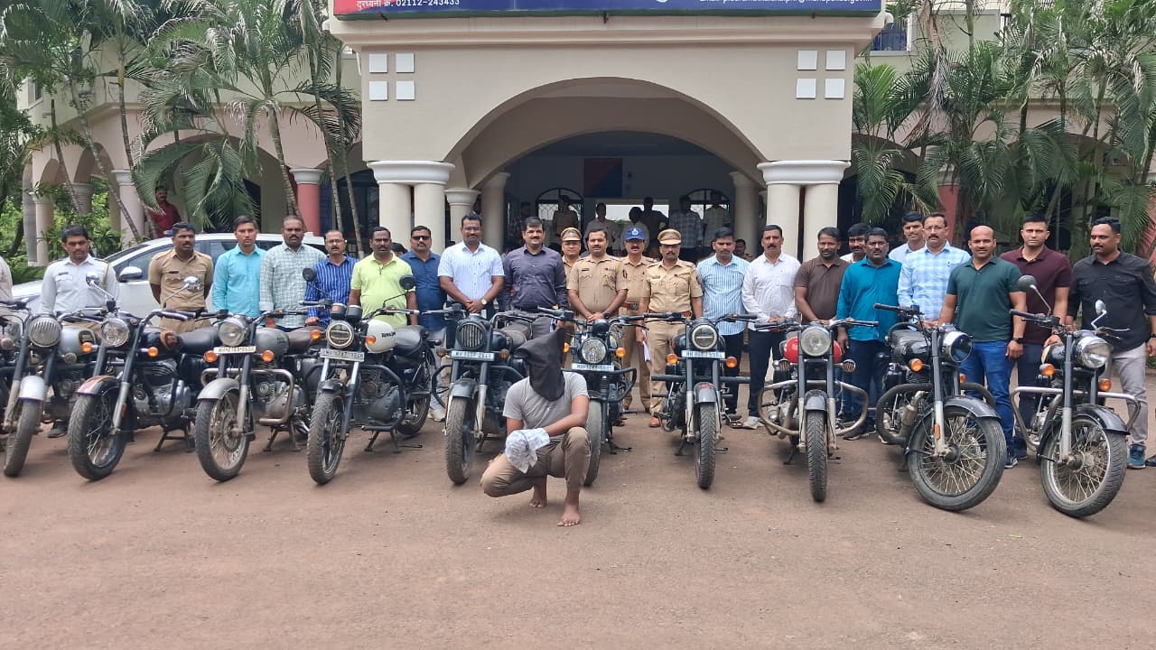 व्हीआयपी नंबरच्या दुचाकी चोरायचा अन पोलीस लोगो लावायचा